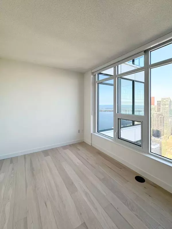 Toronto, ON M5V 0X4,3 Concord Cityplace WAY #7207