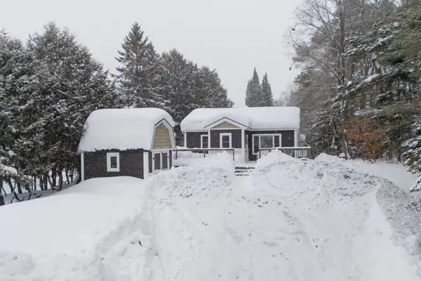 Huntsville, ON P0B 1M0,469 ROWANWOOD RD