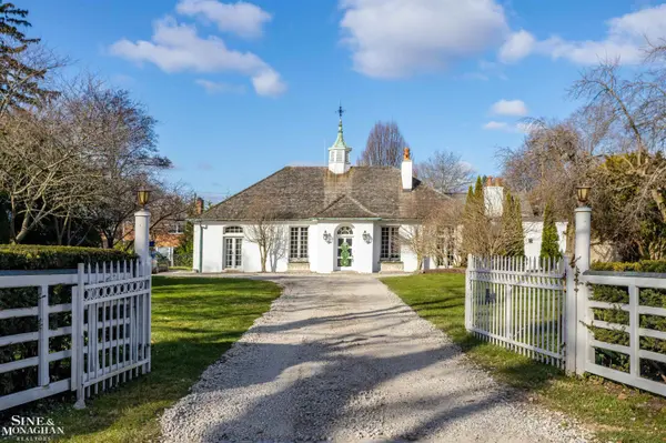 29 Fisher RD, Grosse Pointe, MI 48230