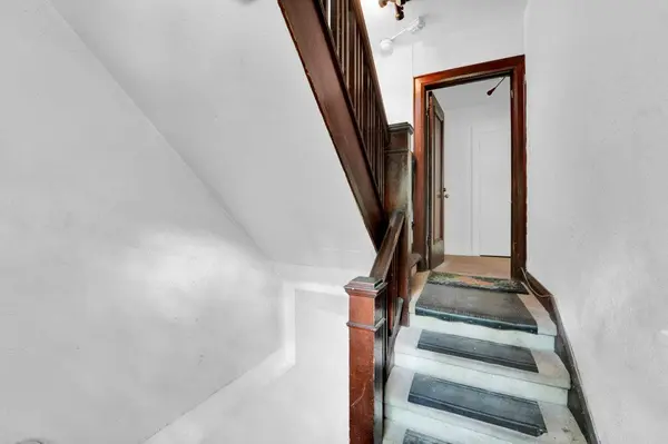 390 Davenport RD, Toronto C02, ON M4V 1B4