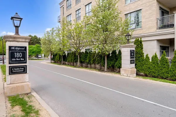 Aurora, ON L4G 0R3,180 John West WAY #422