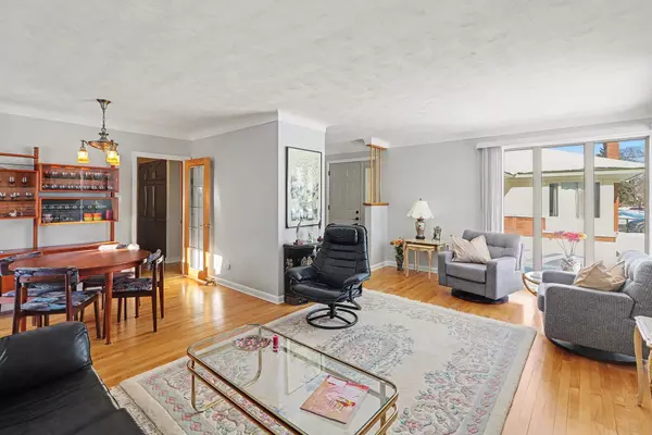 Elmvale Acres And Area, ON K1G 2N8,2004 Dorval AVE