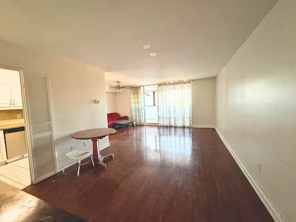 5 Massey SQ #2711, Toronto E03, ON M4C 5L6