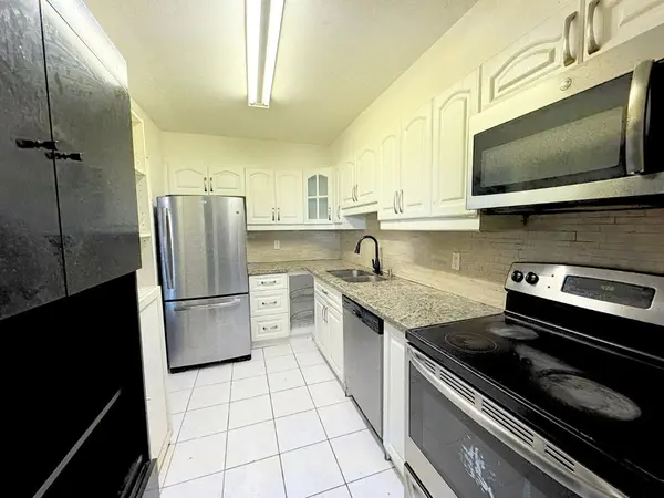 5 Massey SQ #2711, Toronto E03, ON M4C 5L6