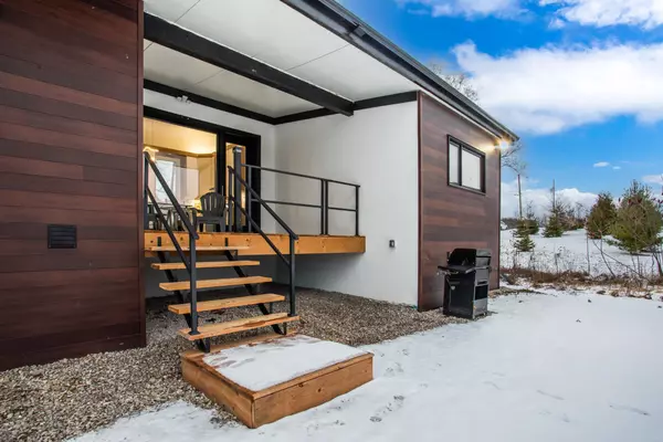 Haldimand, ON N0A 1H0,34 Indiana RD W