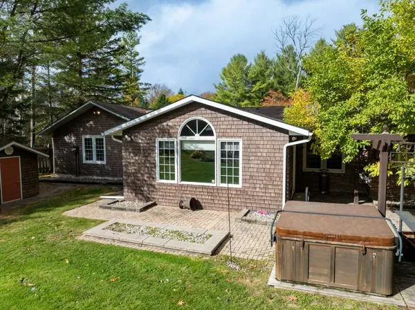 303 Woodridge RD, Elizabethtown-kitley, ON K6V 7C9