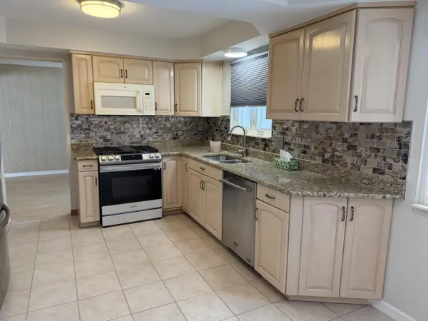 3550 Kings Point DR, City Of Troy, MI 48083