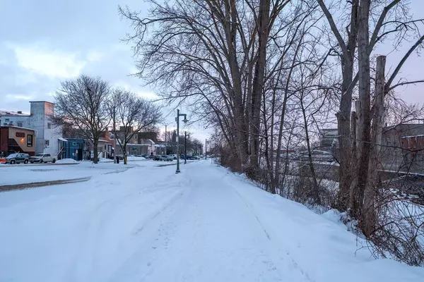 Belleville, ON K8N 5M4,344 Front St ST #806