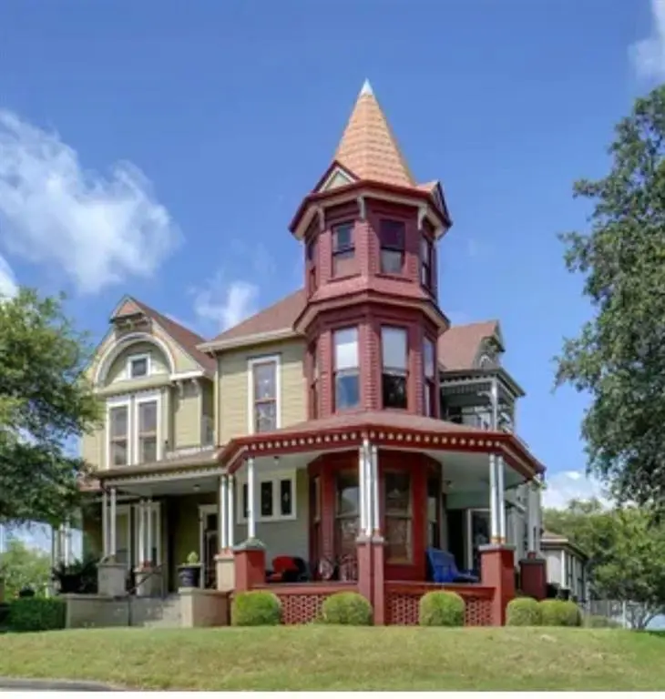 1105 Palo Pinto Street, Weatherford, TX 76086