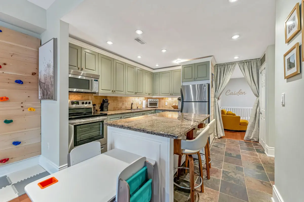 Hamilton, ON L8N 1B9,283 KING ST E #304