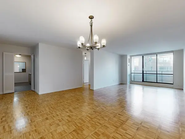 22 Shallmar BLVD #401, Toronto C04, ON M5N 2Z8