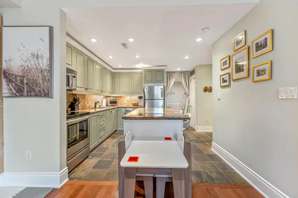 Hamilton, ON L8N 1B9,283 KING ST E #304