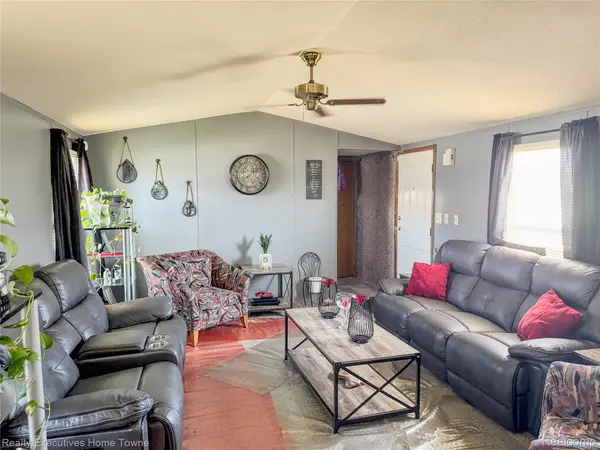 43636 Teal Cir, Clinton Charter Township, MI 48036