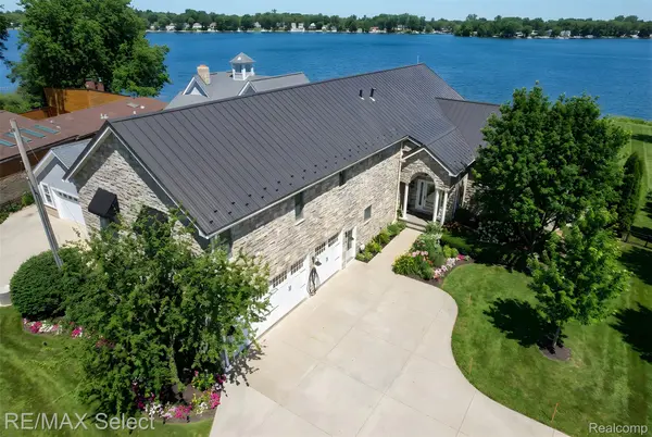 12363 Margaret DR, Fenton Charter Township, MI 48430