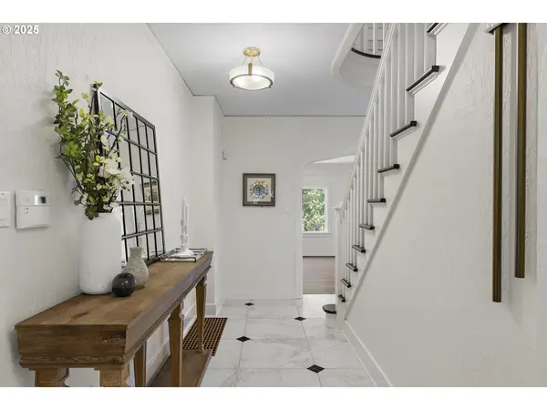 2869 SW CHAMPLAIN DR, Portland, OR 97205