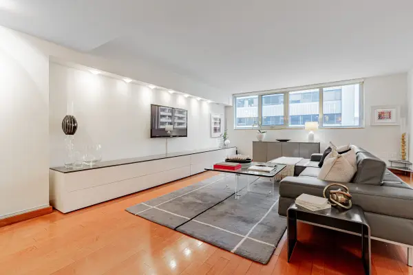 360 Bloor ST E #1213, Toronto C09, ON M4W 3M3