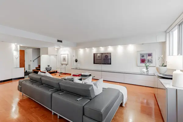 360 Bloor ST E #1213, Toronto C09, ON M4W 3M3