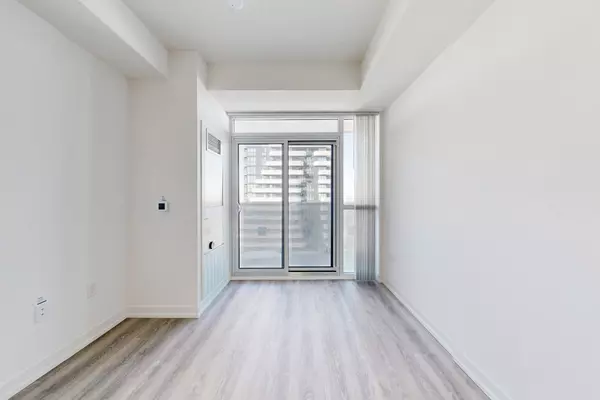 Vaughan, ON L4K 0R2,8 Interchange WAY #5301