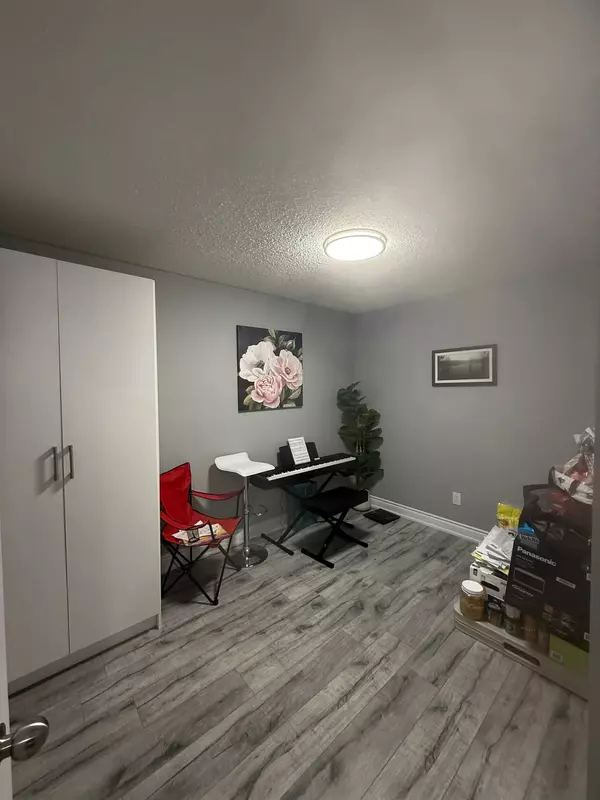 42 Ardglen DR, Brampton, ON L6W 1V3