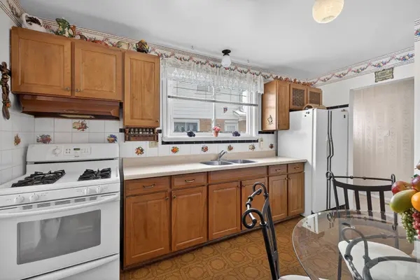 2305 Delkus CRES, Mississauga, ON L5A 1K8