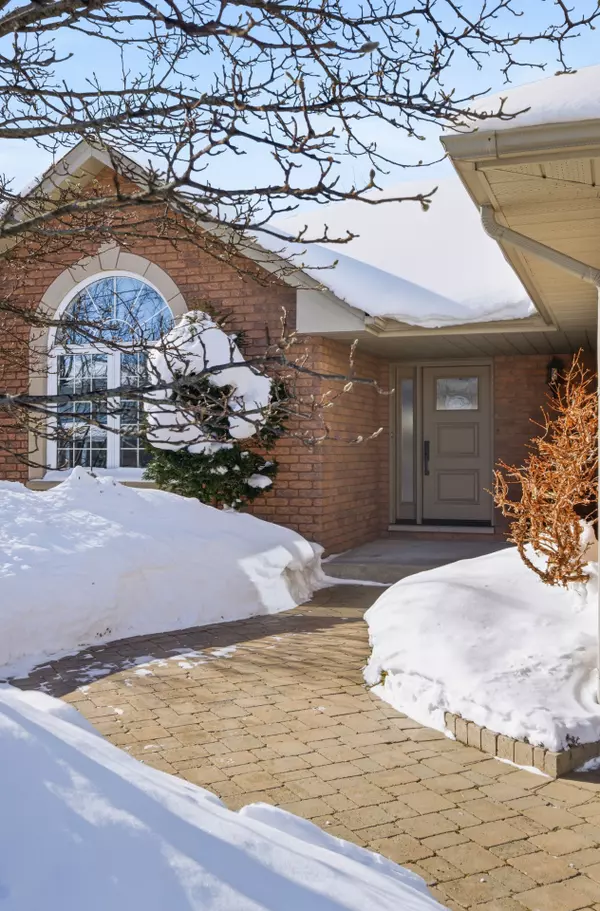 Brighton, ON K0K 1H0,90 Pinnacle ST N