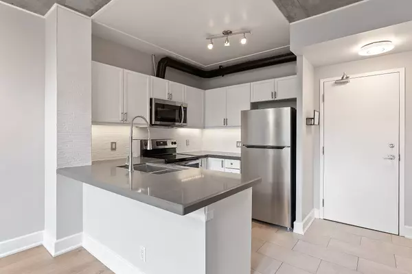 Toronto W06, ON M8Y 3Y9,200 Manitoba ST #103