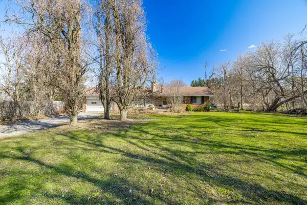 2739 Embleton RD, Brampton, ON L6Y 0E8