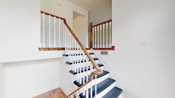 Barrie, ON L4N 6Y5,17 Porritt ST #MAIN