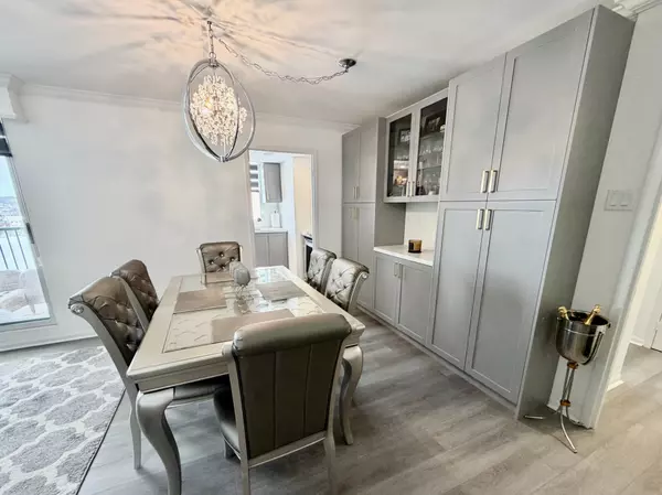 Barrie, ON L4N 7R6,75 Ellen ST #704