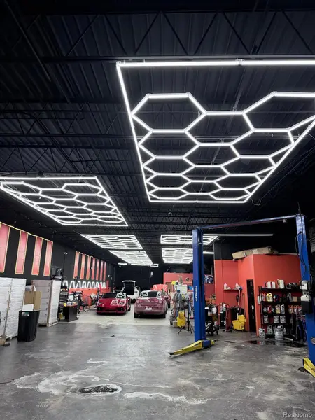 32730 W 8 Mile Rd, Farmington, MI 48336