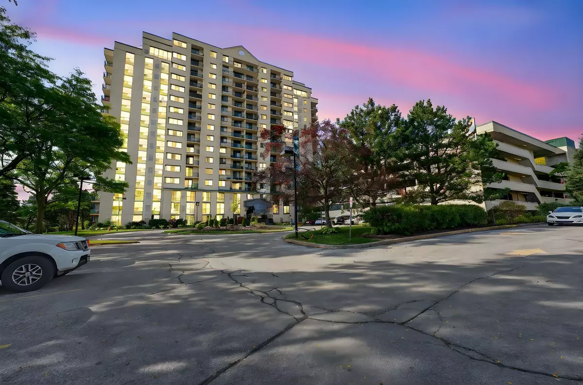 Barrie, ON L4N 7R6,75 Ellen ST #906