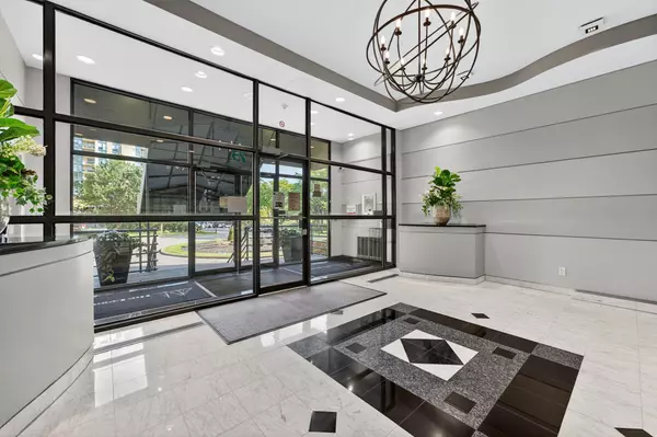 Barrie, ON L4N 7R6,75 Ellen ST #906