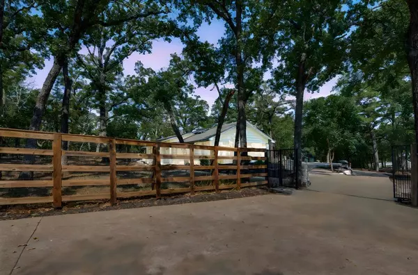 Arlington, TX 76017,2715 Green Oaks Boulevard