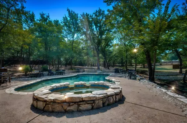 Arlington, TX 76017,2715 Green Oaks Boulevard