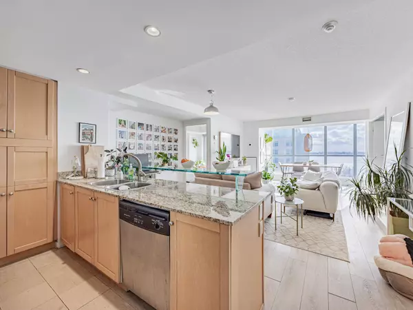 Toronto C01, ON M5J 2Y5,208 Queens Quay W #807