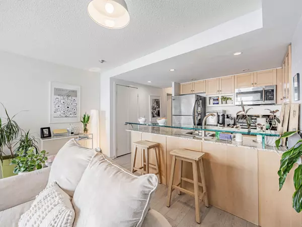 Toronto C01, ON M5J 2Y5,208 Queens Quay W #807