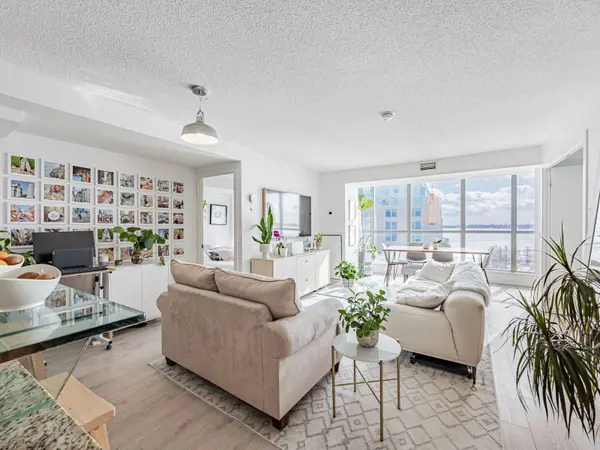 Toronto C01, ON M5J 2Y5,208 Queens Quay W #807