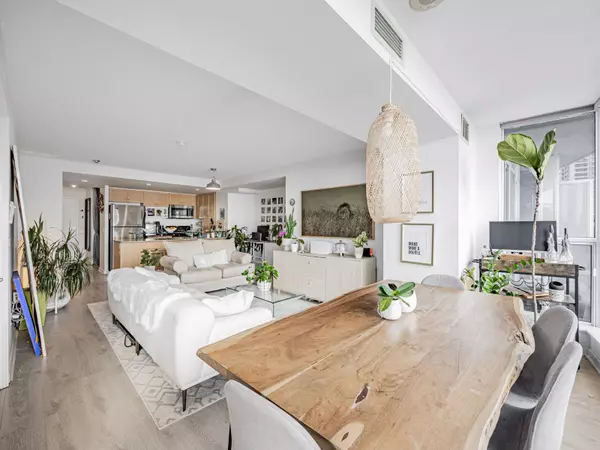 Toronto C01, ON M5J 2Y5,208 Queens Quay W #807