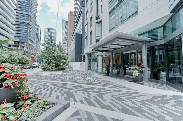 Toronto, ON M4Y 0B8,45 Charles ST E #512