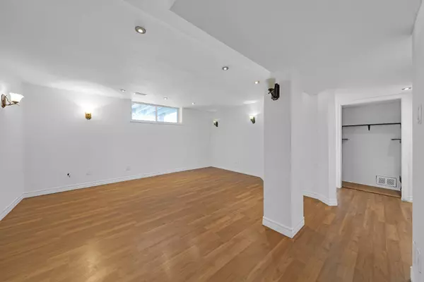 Aurora, ON L4G 2X9,7 Kemano RD