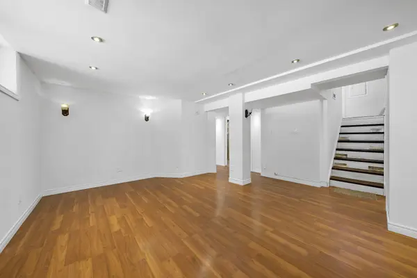 Aurora, ON L4G 2X9,7 Kemano RD