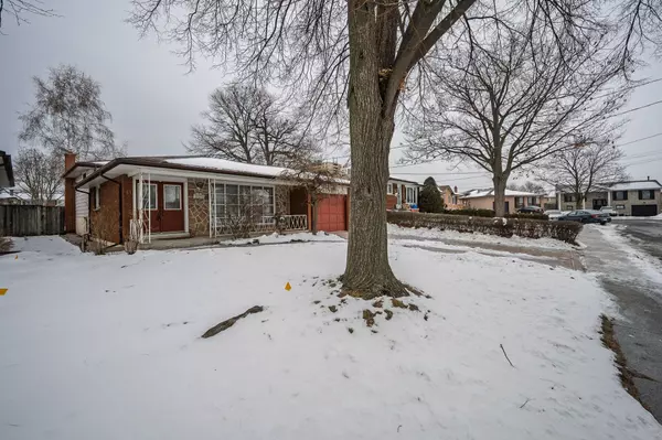 Hamilton, ON L8E 1M2,11 Crystal CT