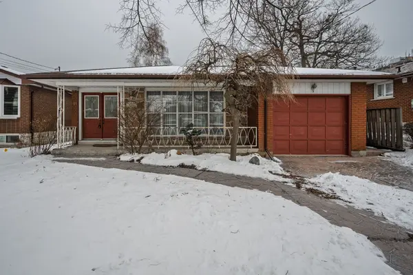 Hamilton, ON L8E 1M2,11 Crystal CT