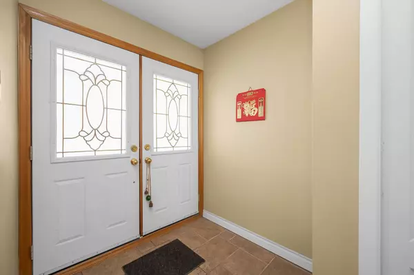 Hamilton, ON L8E 1M2,11 Crystal CT