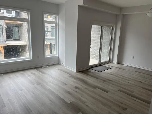 461 Blackburn DR #102, Brantford, ON N3T 0W9