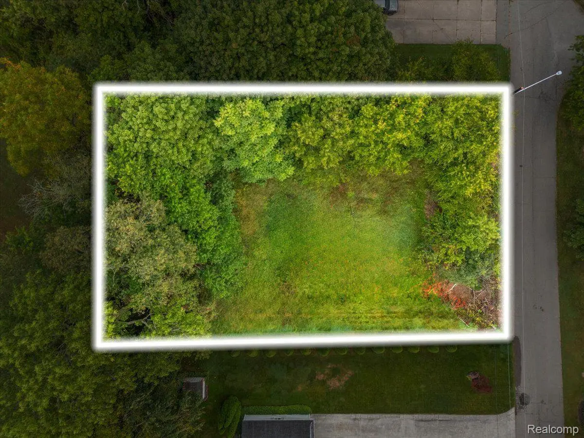 000 Waterloo ST, Waterford Twp, MI 48329