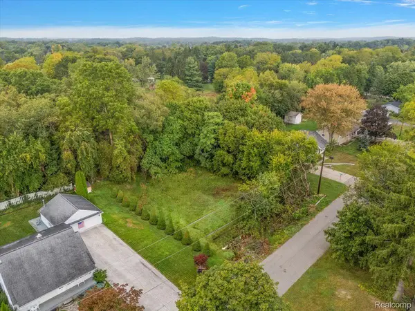 000 Waterloo ST, Waterford Twp, MI 48329