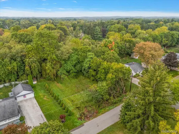 000 Waterloo ST, Waterford Twp, MI 48329