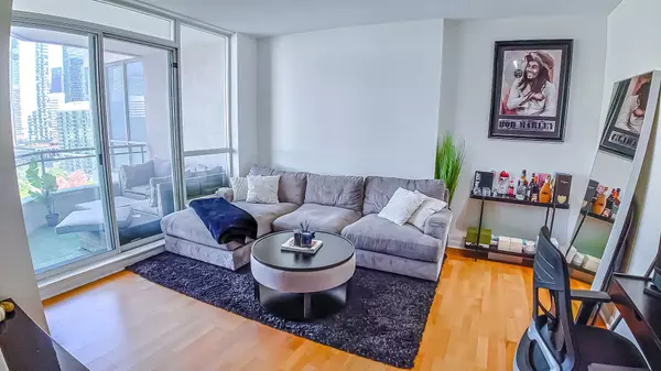 Toronto C01, ON M5J 2Y7,230 Queens Quay W #1726