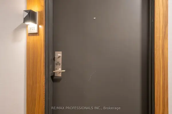 25 Neighbourhood LN #901, Toronto W07, ON M9Y 0C4